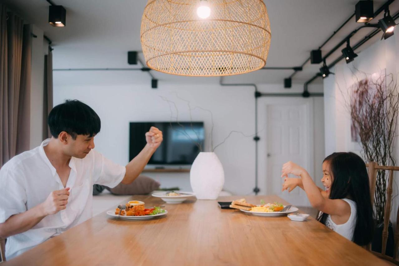 Mini-Me Hubs, Charm Suites & Pool In Old City チエンマイ エクステリア 写真