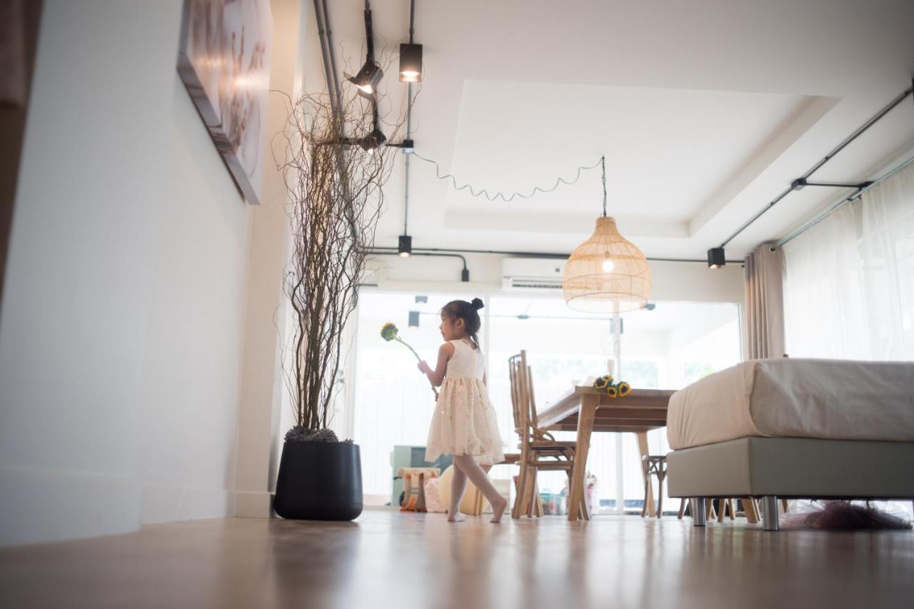 Mini-Me Hubs, Charm Suites & Pool In Old City チエンマイ エクステリア 写真
