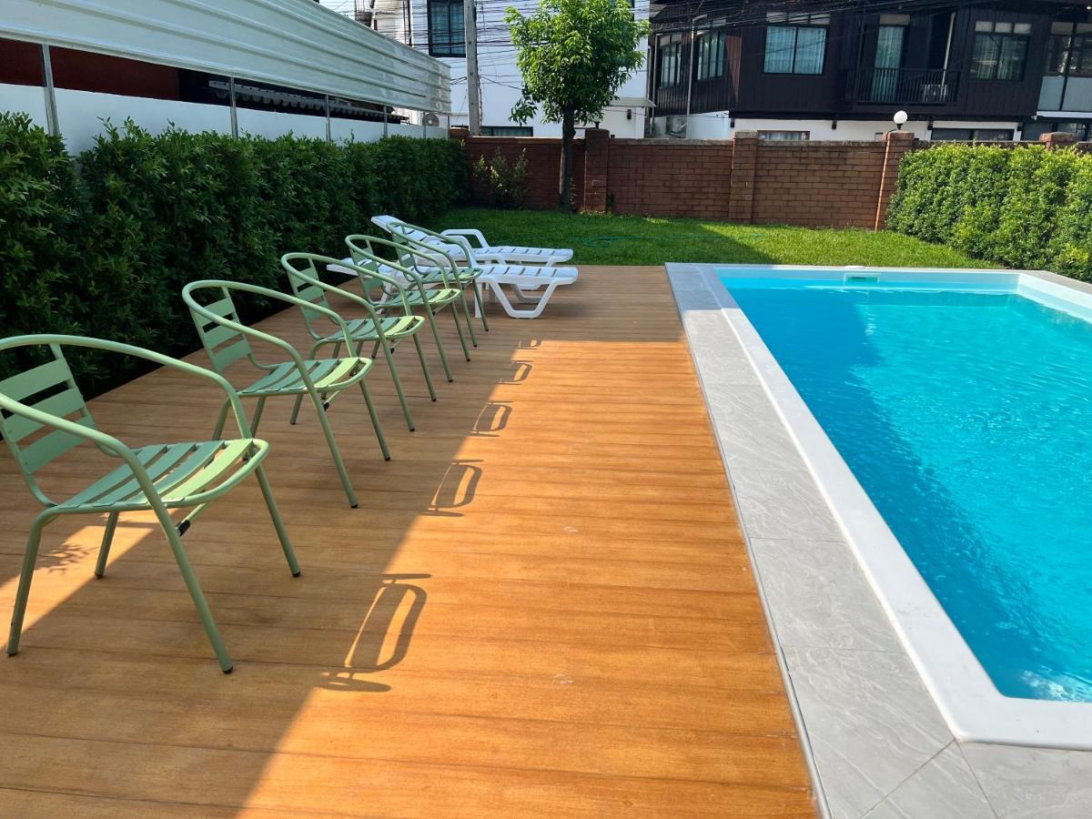Mini-Me Hubs, Charm Suites & Pool In Old City チエンマイ エクステリア 写真