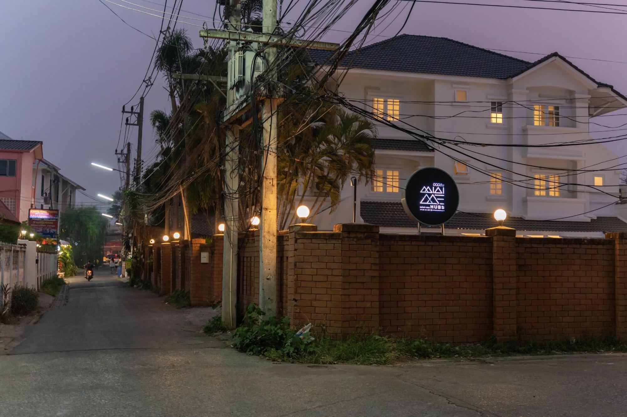 Mini-Me Hubs, Charm Suites & Pool In Old City チエンマイ エクステリア 写真